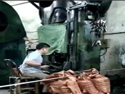 實(shí)拍——伺服電動(dòng)螺旋壓磚機(jī)工作現(xiàn)場